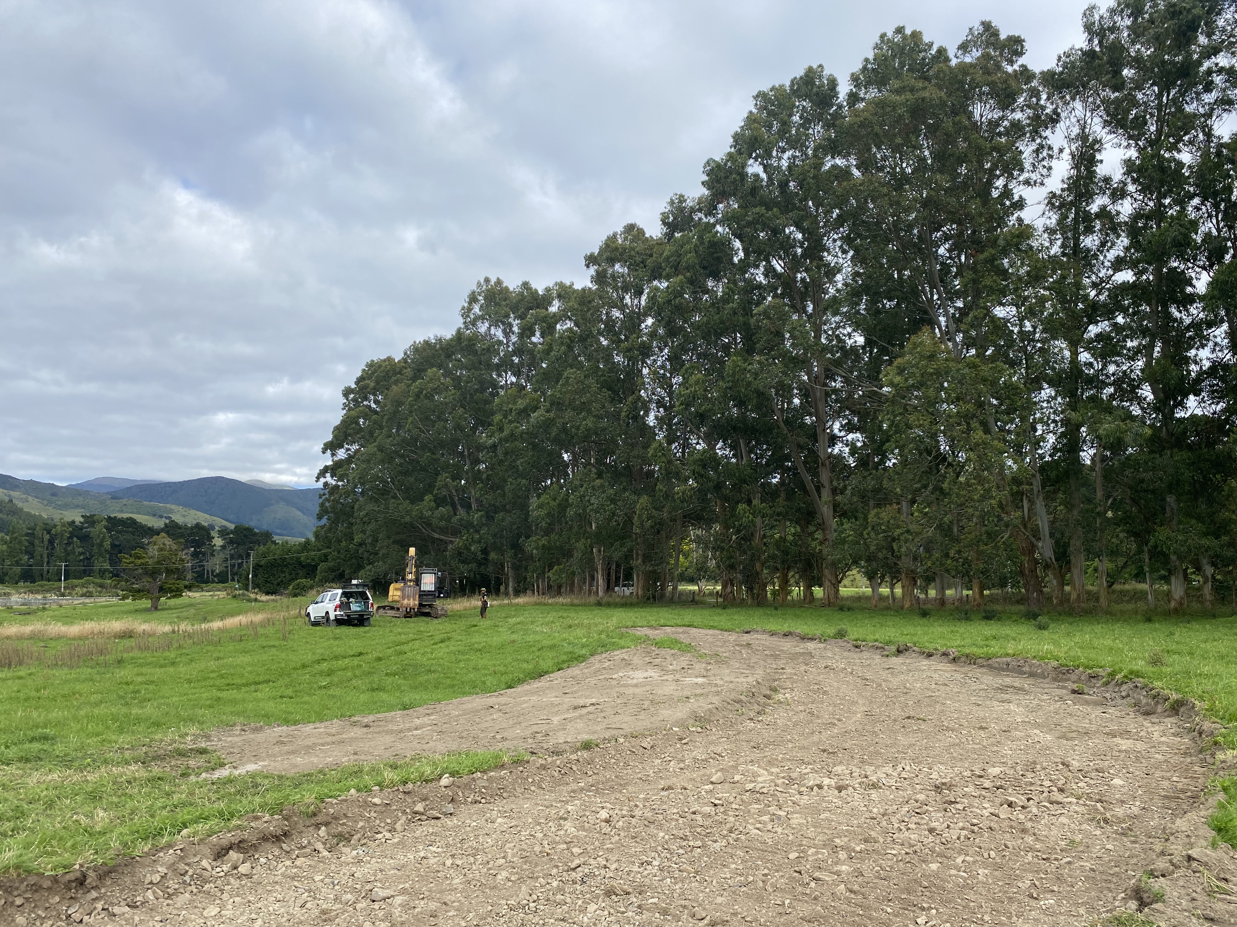 A digger and SUV preparing to work near the Waingawa River